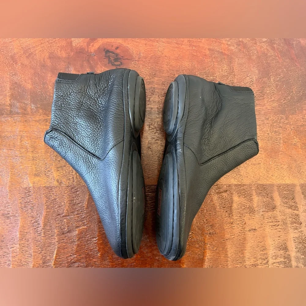 Camper Right Nina Slim Black leather comfy minimalist ankle boots sz 38